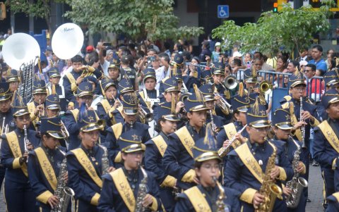 Las bandas estudiantiles marcaron el paso del desfile.