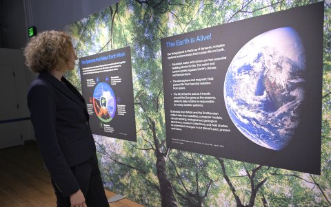Una persona visita la exposición Centro de Información sobre la Tierra este lunes, en el Museo Nacional de Historia Natural en Washington (Estados Unidos).
