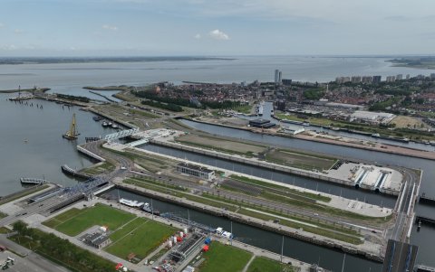 Vista de la nueva esclusa de Terneuzen, una obra titánica que forma parte de un complejo más grande de esclusas.