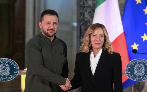 La primera ministra italiana, Giorgia Meloni, y el presidente ucraniano, Volodímir Zelenski, se dan la mano en reunión