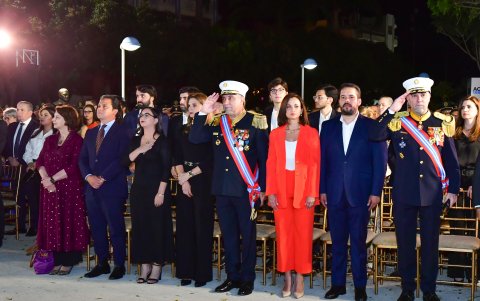 Rosalía Arteaga, Felipe cabezas, Blanca López, Denise de Cucalón, Martín Cucalón, Marcela Aguiñaga, Christian Torres y Jaime Cucalón.