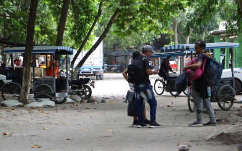 Migrantes caminan en cercanía al río Suchiateen.