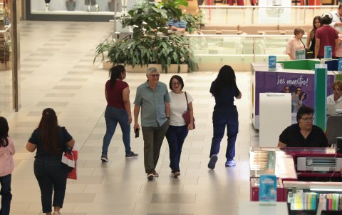 Los centros comerciales son lugares de encuentro en la ciudad.