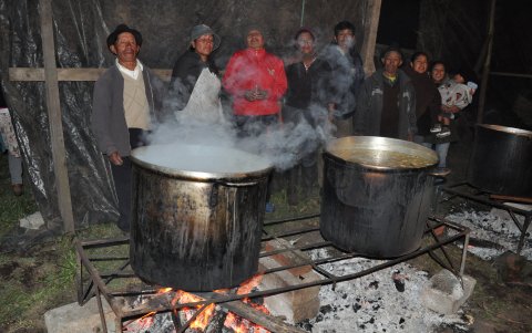 La comunidad prepara grandes ollas de comida que las comparte con todos los participantes al evento sin distinción, lo que simboliza el valor de la reciprocidad.