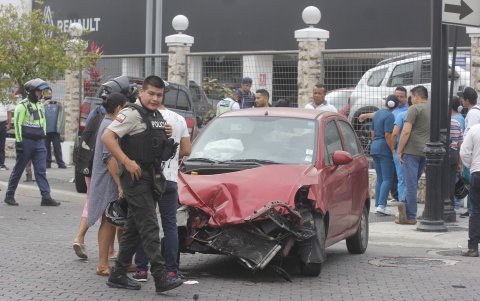 El vehículo spark color rojo quedó en malas condiciones
