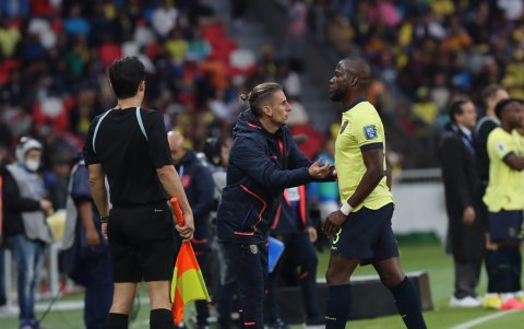 Sebastián Beccacece (i) da indicaciones a Enner Valencia en el partido de Ecuador ante Paraguay