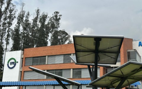 Academia. La UTE instaló ‘árboles solares’ para el beneficio de la comunidad universitaria.