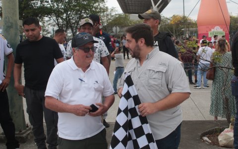 El Dr. Roberto Gilbert y el Gobernador del Guayas, Vicente Auad en el inicio.
