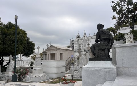 Cementerio. La entrada es gratis. Al recorrerlo con guía se puede conocer detalles.