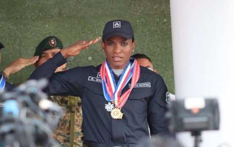 Atheyna condecorada tras colgarse la plata en la final de los 75 kg.