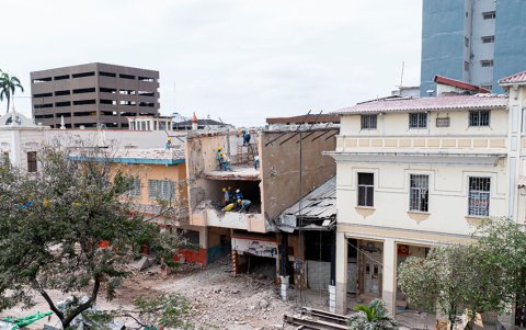 El Municipio asegura que a finales de octubre se derribe totalmente este edificio.