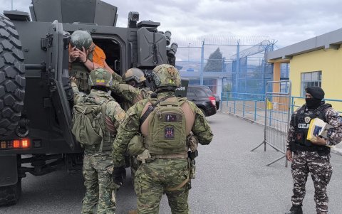 En un convoy militar llegó hasta las instalaciones de la cárcel de Cotopaxi.