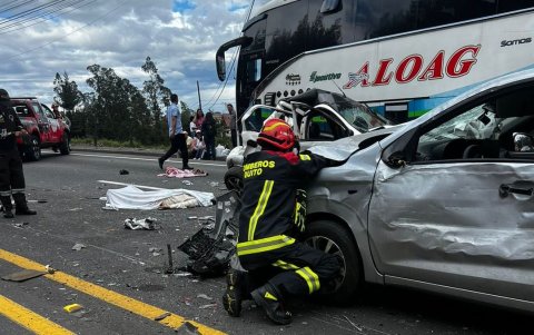 Los bomberos realizan las labores de extracción de las víctimas.