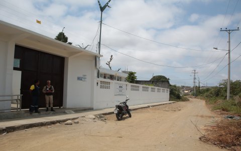 Solicitud. Esta es la calle que conecta con el cementerio, llena de polvo, desechos y maleza.