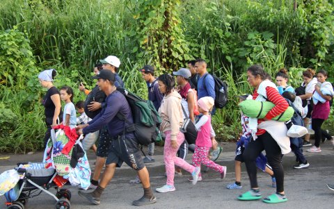 Migrantes se movilizan debido a la falta de empleo, la difícil situación económica, la inseguridad y la violencia.
