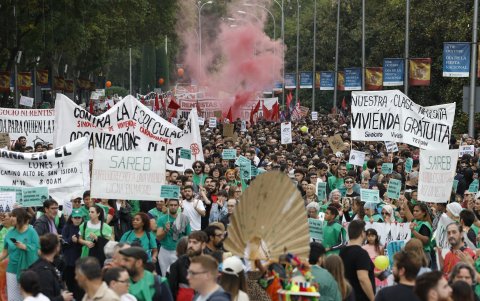 Manifestaciones. A los carteles se sumaron cánticos, bengalas y otro tipo de manifestaciones. Los reclamos llegaron hasta la Gran Vía, en el centro de la ciudad.