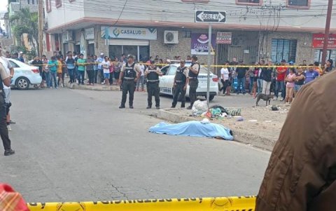 En una esquina del barrio Mariscal Sucre del cantón La Libertad quedó el cuerpo del hincha que fue atacado con armas de fuego.