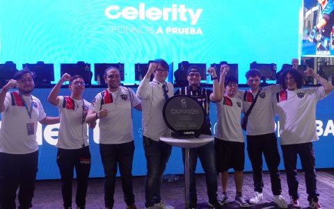 Los campeones de LDU posan frente al trofeo de campeones.