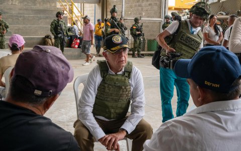 Iván Velásquez (c), este domingo conversando con habitantes de El Plateado (Colombia).