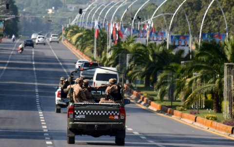 Soldados del ejército patrullan antes de la 23.ª cumbre de la Organización de Cooperación de Shanghai (OCS) en Islamabad, Pakistán, el 13 de octubre de 2024.