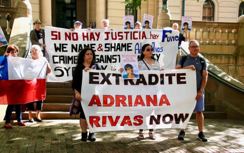 Un grupo de manifestantes chilenos pidiendo la extradición de Adriana Rivas, exagente de la policía secreta de Augusto Pinochet, frente al Tribunal Local de Nueva Gales del Sur, Sidney.