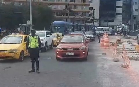 Agentes de tránsito se desplegaron en la Plaza Argentina para controlar el paso de los vehículos desde la av. 6 de Diciembre y desde el túnel Guayasamín.