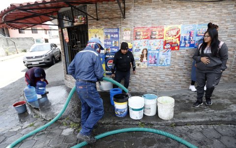 Los moradores de La Ferroviaria esperan la llegada de tanqueros para obtener el líquido vital.