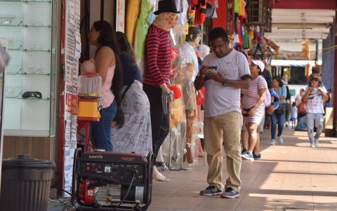 Ventas. El comercio no se detiene en Guayaquil. Ante los diarios cortes de energía eléctrica, los propietarios de locales buscan recursos para mantener su operatividad.