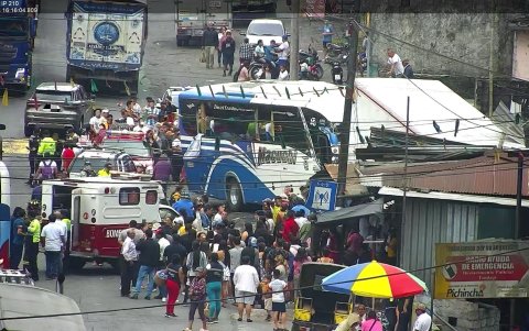 Las personas se alarmaron por el aparatoso choque, que hizo que el camión impacte a una vivienda.
