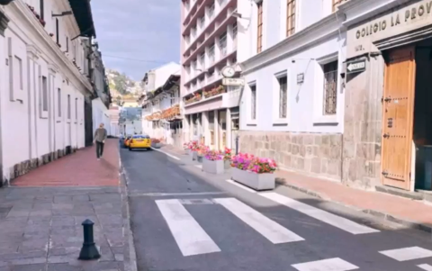 Muñoz expuso cómo sería la nueva imagen de la calle Benalcázar, tras los trabajos que realizará el Municipio. La vía para la circulación vehicular será más angosta.