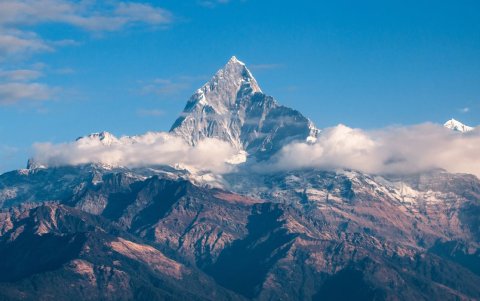 El Himalaya es una cadena montañosa en Asia, rica en minerales por la combinación de procesos tectónicos, sedimentación y descomposición orgánica.