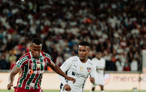 Óscar Zambrano (d) en el partido entre Liga de Quito y Fluminense