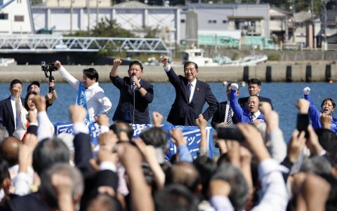 El primer ministro Shigeru Ishiba levanta tras pronunciar un discurso para un candidato del Partido Liberal Democrático en un mitin en Onahama en Iwaki, prefectura de Fukushima.