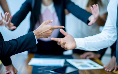 Un jefe tóxico crea conflictos entre los miembros del equipo y promueve la competencia desleal.