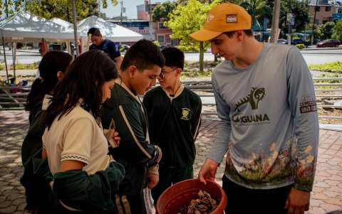Participan las comunidades rurales y los barrios desfavorcidos.