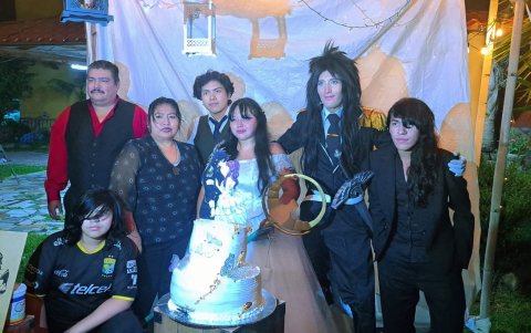 Los invitados a la boda otaku.