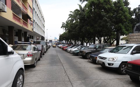 Tránsito. Además del estacionamiento, piden mayor control en el tránsito, en la zona escolar.