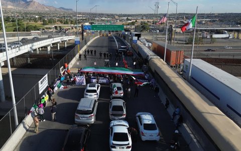 El Puente Internacional Córdova de las Américas, aparece bloqueado este martes en Ciudad Juárez (México), por personal del Poder Judicial de la Federación que protesta contra la Reforma Judicial .