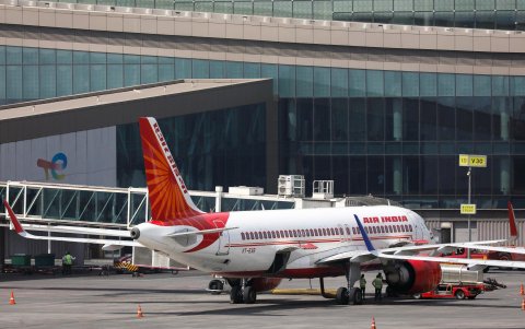 Un avión de la aerolínea Air India, estacionado en un aeropuerto internacional.