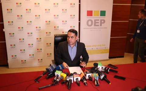 El presidente en ejercicio, Francisco Vargas, participa en una rueda de prensa este martes en La Paz (Bolivia).