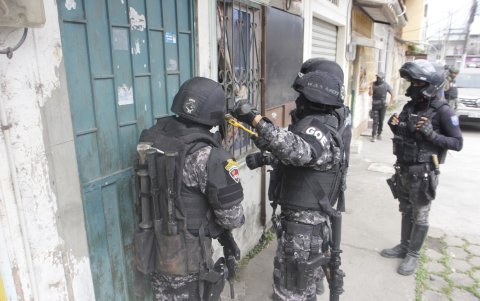 Los uniformados allanaron varias viviendas