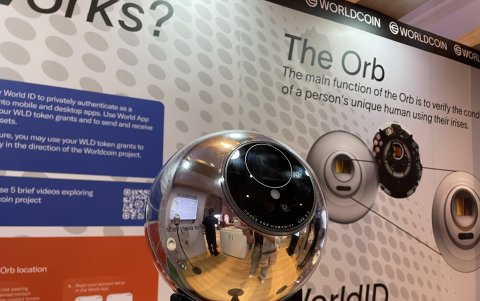 El Orb, es una especie de esfera, que le pertenece a la empresa WorldCoin, que escanea el iris de los ojos del ser humano.