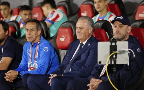 Gustavo Alfaro (c) tiene a Paraguay en la pelea por los cupos al Mundial.