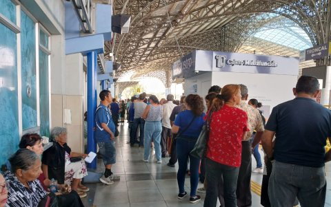 En puntos como la Terminar Río Daule el tiempo de espera para retirar la tarjeta La Guayaca ha sido superior a una hora.