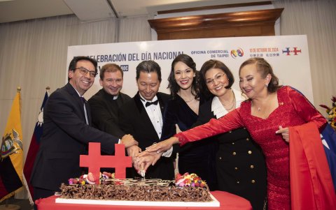 Pedro Velasco, Jacek Pinocy, Augusto Liao, Ericka Chang , Lynn Kao y Patricia Guzmán.