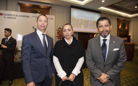 Carlos Zaldumbide, Sonia Arroyo y Freddy Cevallos.
