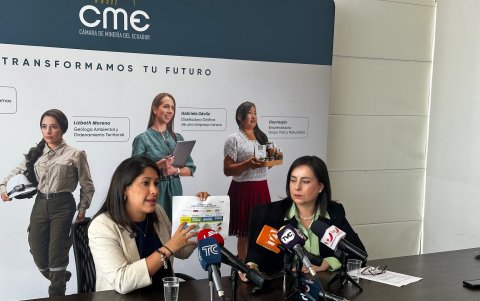 Las representantes de la Cámara de Minería del Ecuador, en rueda de prensa.