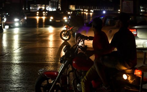 Temor. La ciudadanía teme al cruzar las calles, debido a la falta de iluminación en el suelo y la poca visibilidad de las señales de tránsito.