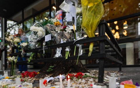 Flores y mensajes frente al hotel donde falleció el exintegrante de la banda One Direction, Liam Payne, este jueves, en la ciudad de Buenos Aires (Argentina).