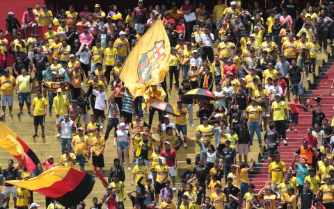 Hinchas de Barcelona presentes en el estadio Monumental